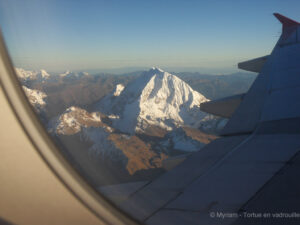 photo de la cordillère des andes depuis un hublot d'avion